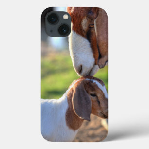 頭部の彼女のベビーに接吻している母ヤギ iPhone 13ケース