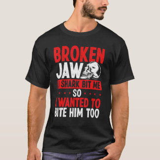 顎骨折の生存者のサメ攻撃壊れた顎の回復 Tシャツ