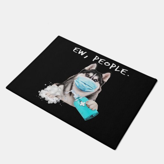 顔おもしろいマスクギフトを着たハスキーな新人犬 ドアマット (アングル)