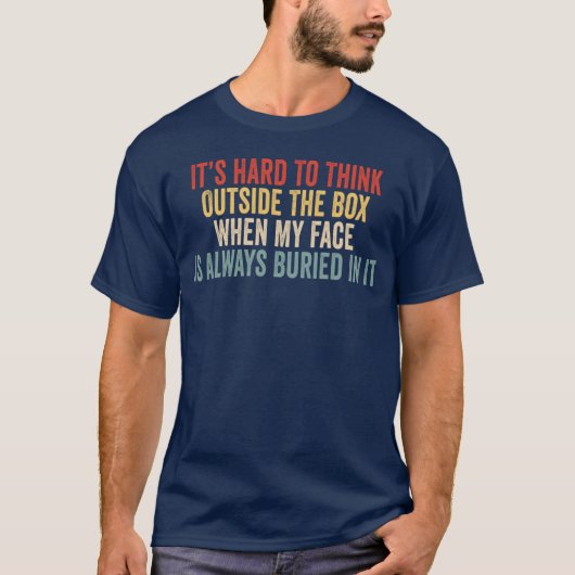 顔が箱の中に埋まってたら、箱の外のことが考えにくい Tシャツ (正面)