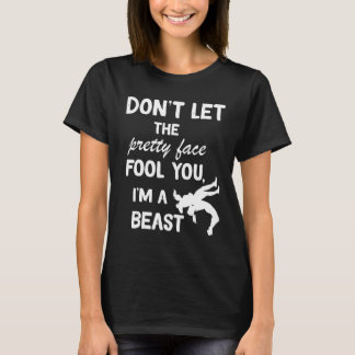 顔にレスリングのかわいらし女の子をだますな Tシャツ