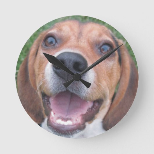 顔のビーグルの子犬の時計 ラウンド壁時計 (正面)
