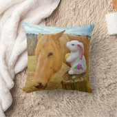 顔のブロンド馬とイースターの春の花ウサギ クッション (ブランケット)