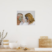 顔のマスクを着た成熟したカップルのクローズアップ ポスター (キッチン)