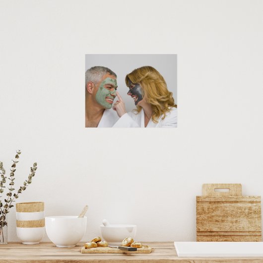 顔のマスクを着た成熟したカップルのクローズアップ ポスター (キッチン)