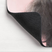 顔の前に髪を持ち、舌を出す犬 マウスパッド (コーナー)