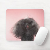 顔の前に髪を持ち、舌を出す犬 マウスパッド (マウス)