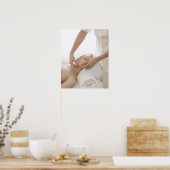 顔をマッサージしている若い女性 ポスター (キッチン)