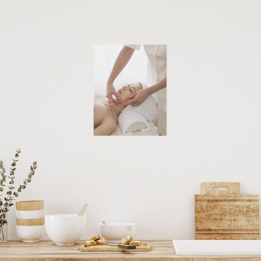 顔をマッサージしている若い女性 ポスター (キッチン)