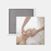 顔をマッサージしている若い女性 マグネット (正面/裏面)