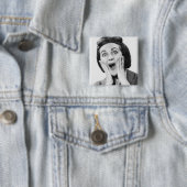 顔を作っている女性 缶バッジ (インサイチュ)