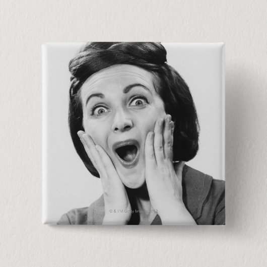 顔を作っている女性 缶バッジ (正面)