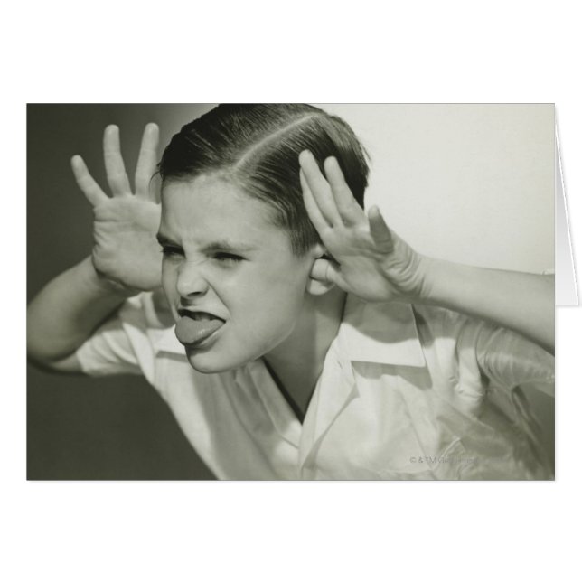 顔を作っている男の子 (正面横)