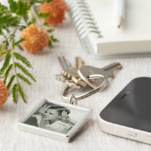 顔を作っている男の子 キーホルダー (側面)