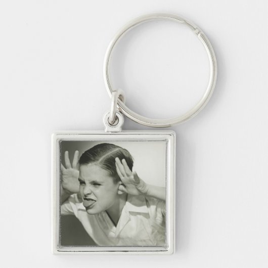 顔を作っている男の子 キーホルダー (正面)