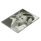 顔を作っている男の子 ノートブック (左側)