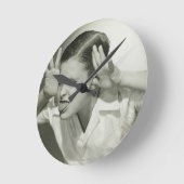 顔を作っている男の子 ラウンド壁時計 (傾斜)