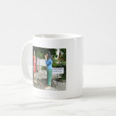 顔を引っ張る コーヒーマグカップ (正面左)