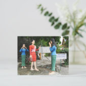 顔を引っ張る ポストカード (スタンド正面)