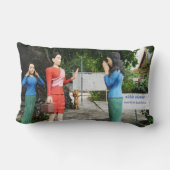 顔を引っ張る ランバークッション (裏面)