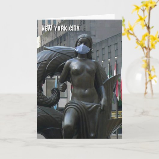 顔マスクを着用する女性 – NYCカード カード (黄色い花)