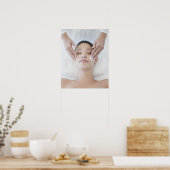 顔マッサージを受ける女性 ポスター (キッチン)