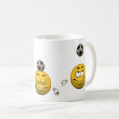 顔文字はフットボール、漫画のスタイルを遊びます コーヒーマグカップ (正面右)