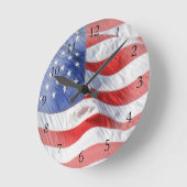 風になびく米国国旗 ラウンド壁時計 (傾斜)