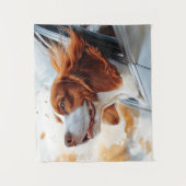 風に吹かれる喜ぶ犬のアートプリント タペストリー (正面)