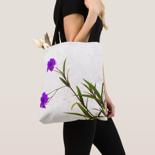 風に吹く紫の花 トートバッグ (クローズアップ)