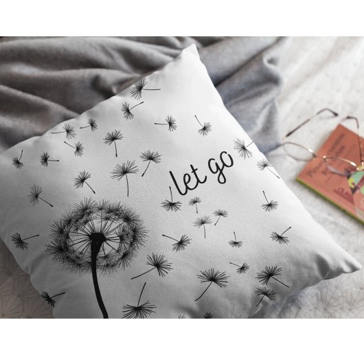 風に流れるタンポポの種 クッション