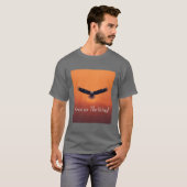 風のように自由 | 飛翔する鷲のインスピレーション Tシャツ (正面フル)