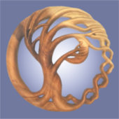 風の吹木と三日月の木彫り シール (正面)