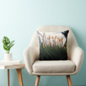 「風の囁き：白い吸血鬼の草」 クッション (椅子)