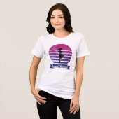 風の強い天気の女性 トライブレンドTシャツ (正面全面)