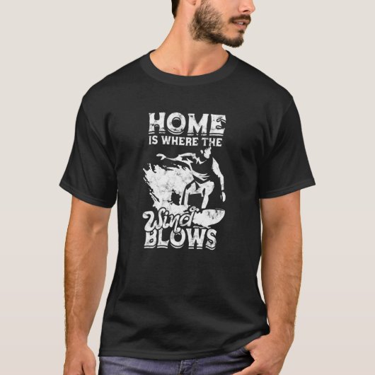 風の波が打ち寄せ吹る家 Tシャツ (正面)