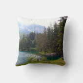 風光明媚なアルパインフォレストと湖の写真 クッション (裏面)
