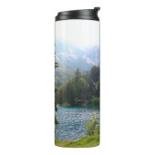 風光明媚なアルパインフォレストと湖の写真 タンブラー (回転左)