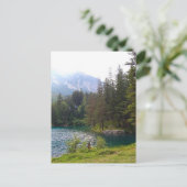 風光明媚なアルパインフォレストと湖 ポストカード (スタンド正面)