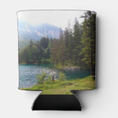 風光明媚なアルパインフォレストと湖 缶クーラー (裏面)
