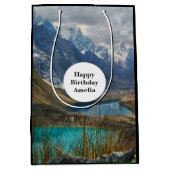 風光明媚なアルパインマウンテンズフォト誕生日 ミディアムペーパーバッグ (正面)