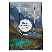 風光明媚なアルパインマウンテンズフォト誕生日 ミディアムペーパーバッグ (裏面)