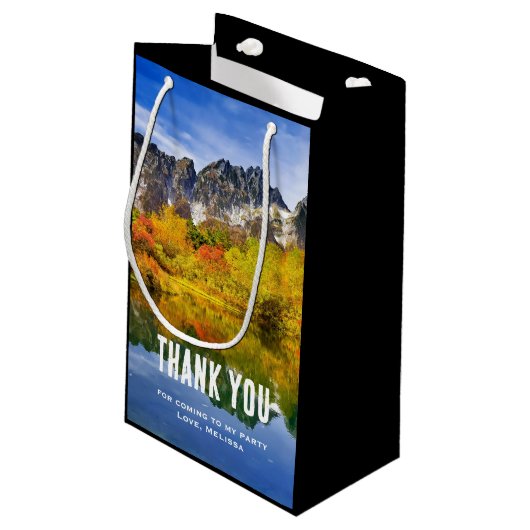 風光明媚なカントリー山と湖のパーティーありがとう スモールペーパーバッグ (裏面アングル)