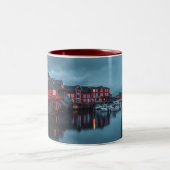 風光明媚なノルウェー魚釣りビレッジマグ ツートーンマグカップ (中央)