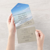 風光明媚なハートの砂のビーチ結婚式すべてオン オールインワン招待状 (貼ってはがせる)