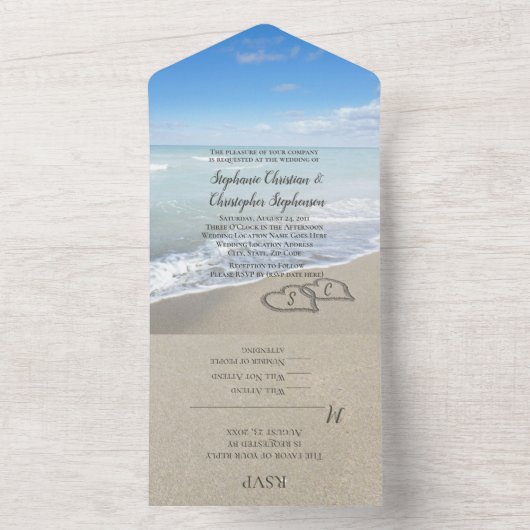 風光明媚なハートの砂のビーチ結婚式すべてオン オールインワン招待状 (内側)