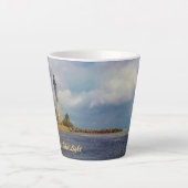 風光明媚なヒルズボロインレットライト カフェラテマグ (正面)