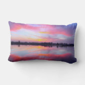 風光明媚なピンクの風景 ランバークッション (裏面)