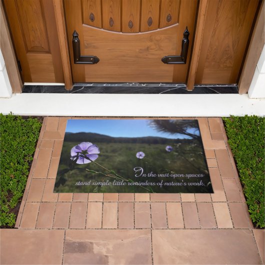 風光明媚なブルーフラックスワイルドフラワーモーニングライトウェルカム ドアマット (室外)
