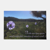 風光明媚なブルーフラックスワイルドフラワーモーニングライトウェルカム ドアマット (正面)